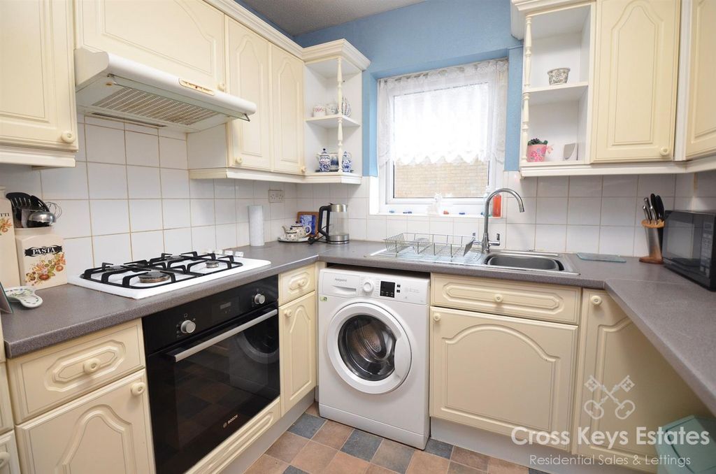 Property photo 3 of 10 Kitchen