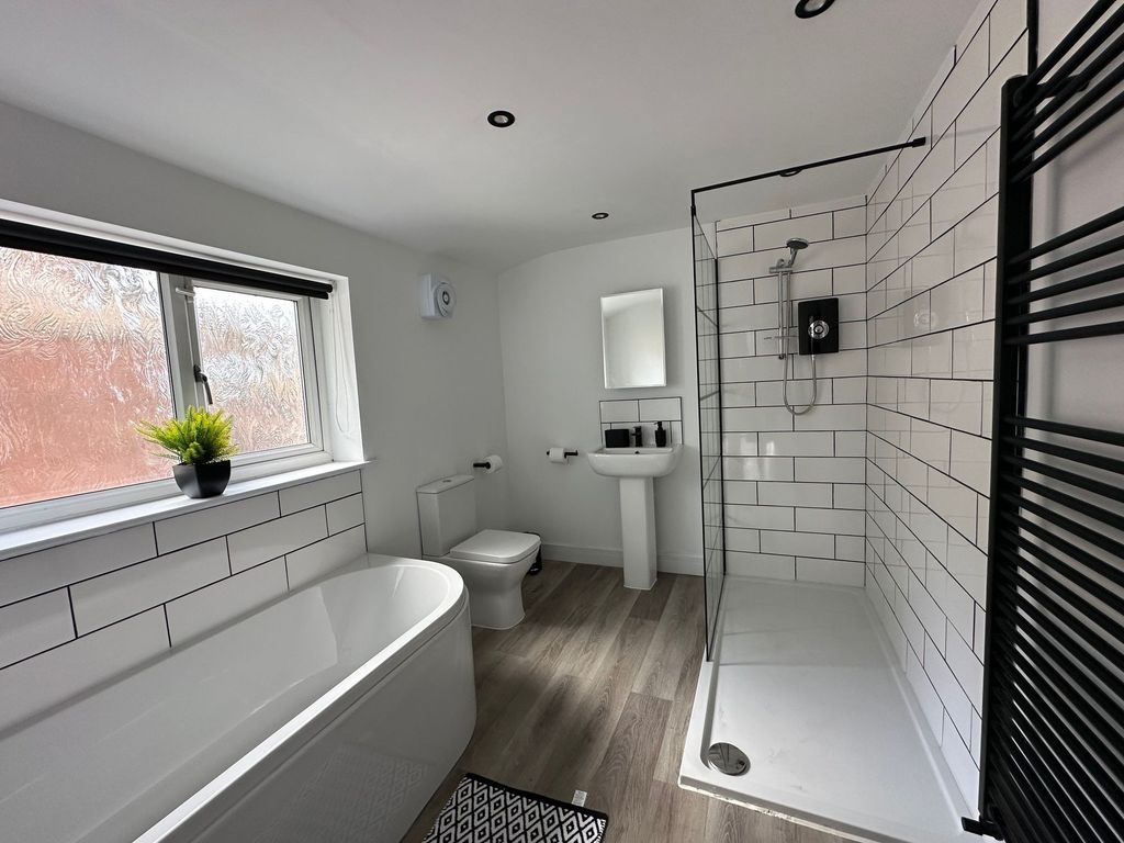 Property photo 3 of 10 Bathroom
