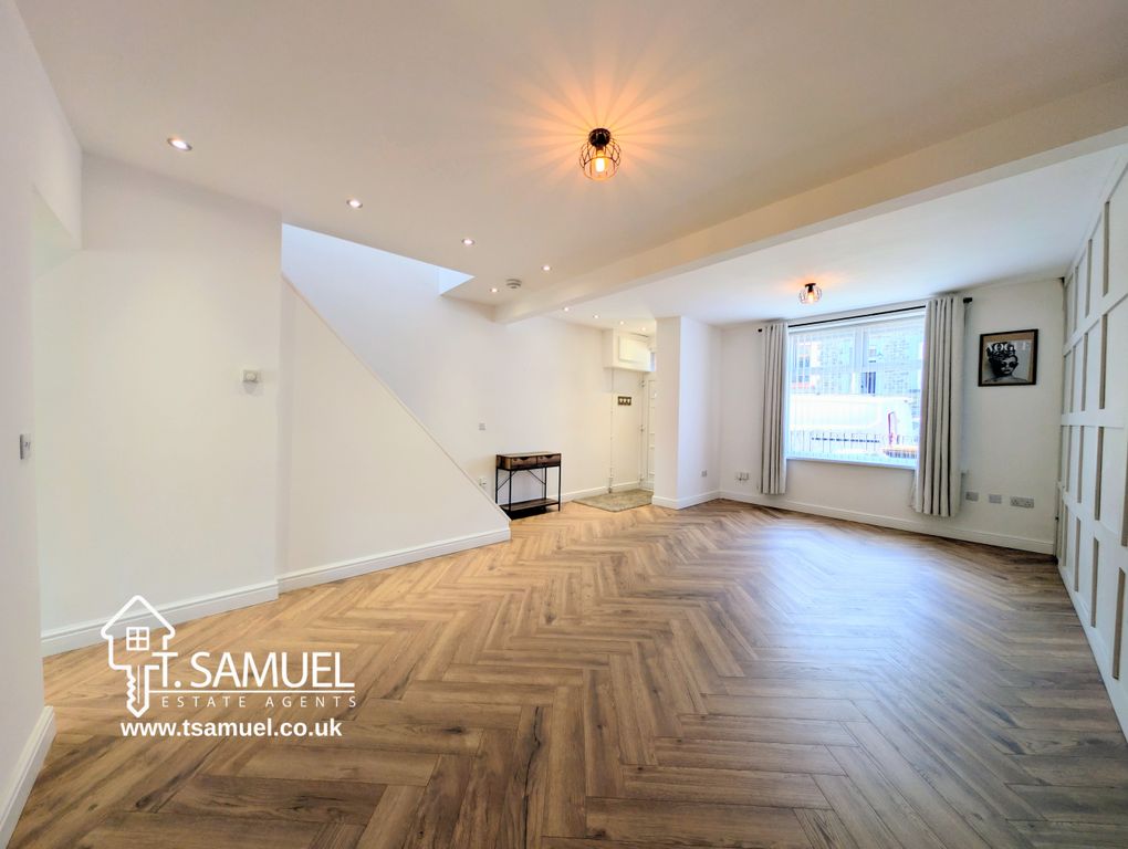 Property photo 2 of 19 Lounge