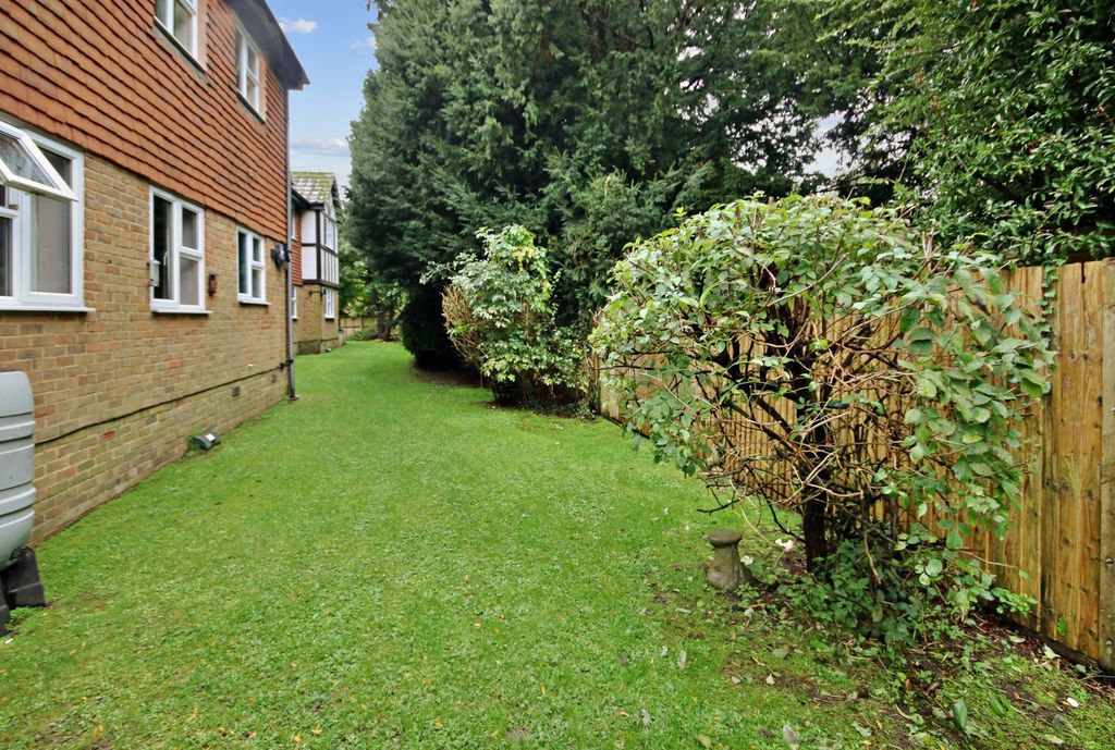 Additional image 8 of 2 bed flat for saleGodstone Road, Lingfield RH7