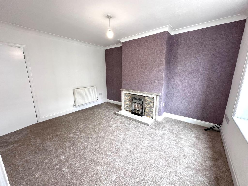 Property photo 3 of 19 Lounge