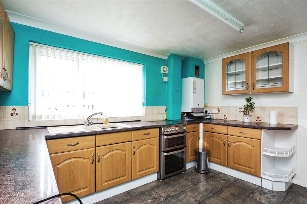 Property photo 2 of 17 Fitted Kitchen