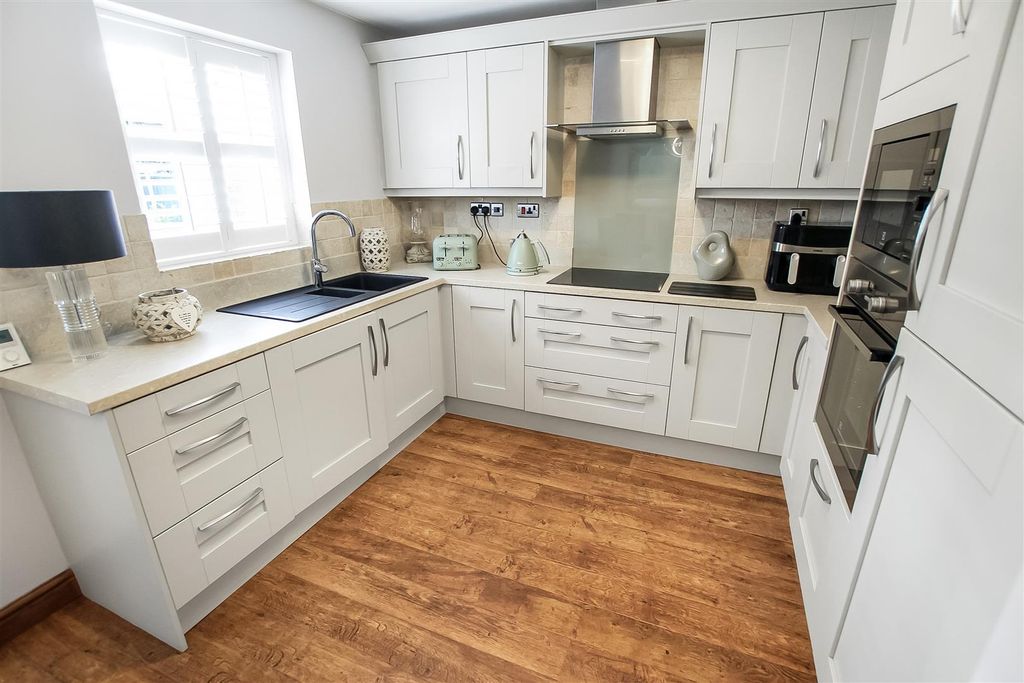Property photo 2 of 16 Kitchen/Dining Room