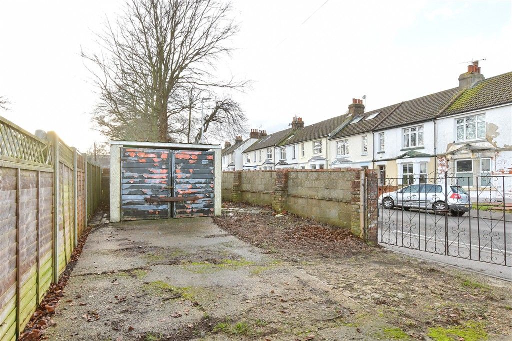 Property photo 2 of 10 Garage