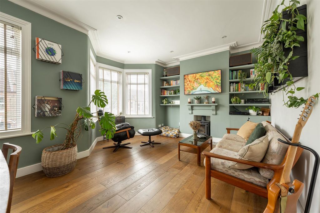Property photo 2 of 23 Harris Street, E17