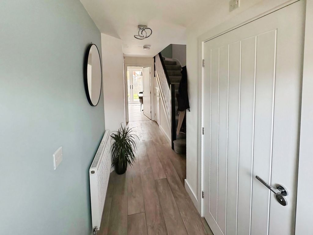 Property photo 2 of 18 Hallway
