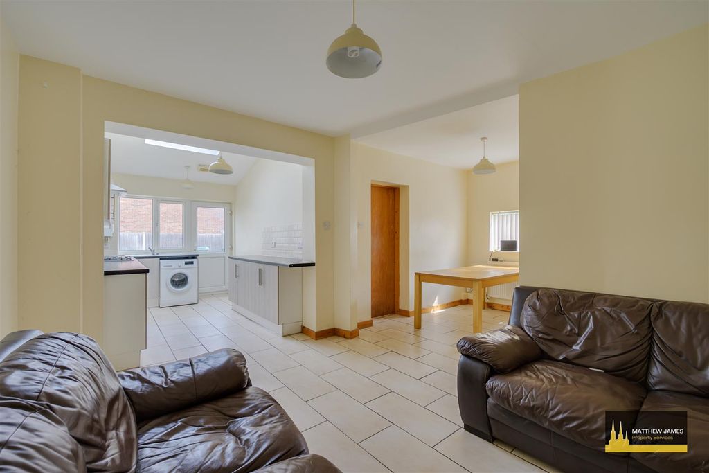 Property photo 2 of 17 Kitchen/ Dining