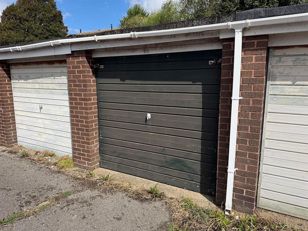 Property photo 3 of 3 Garage Southfields Road 3.Jpg