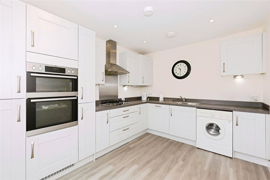 Property photo 3 of 10 Kitchen Dining Room