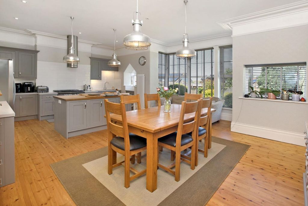 Property photo 2 of 25