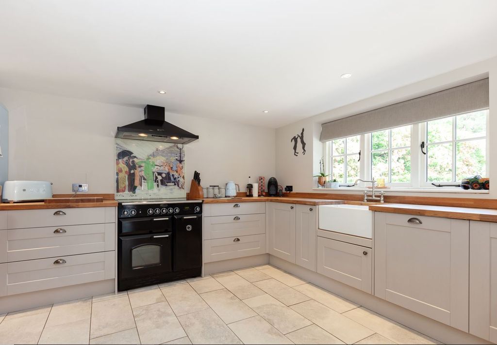 Property photo 2 of 10 Photo 02