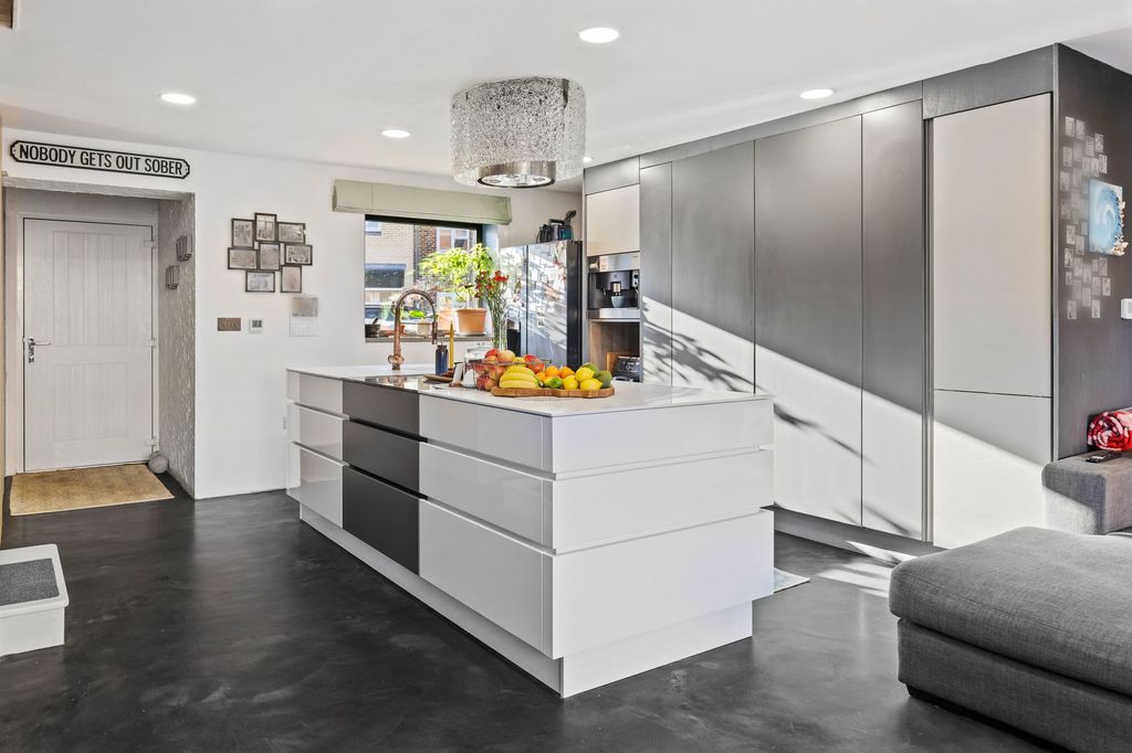 Property photo 3 of 30