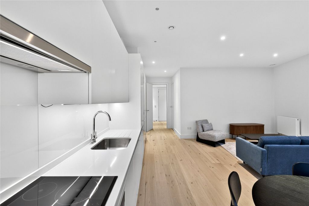 Property photo 2 of 18 Reception/Kitchen