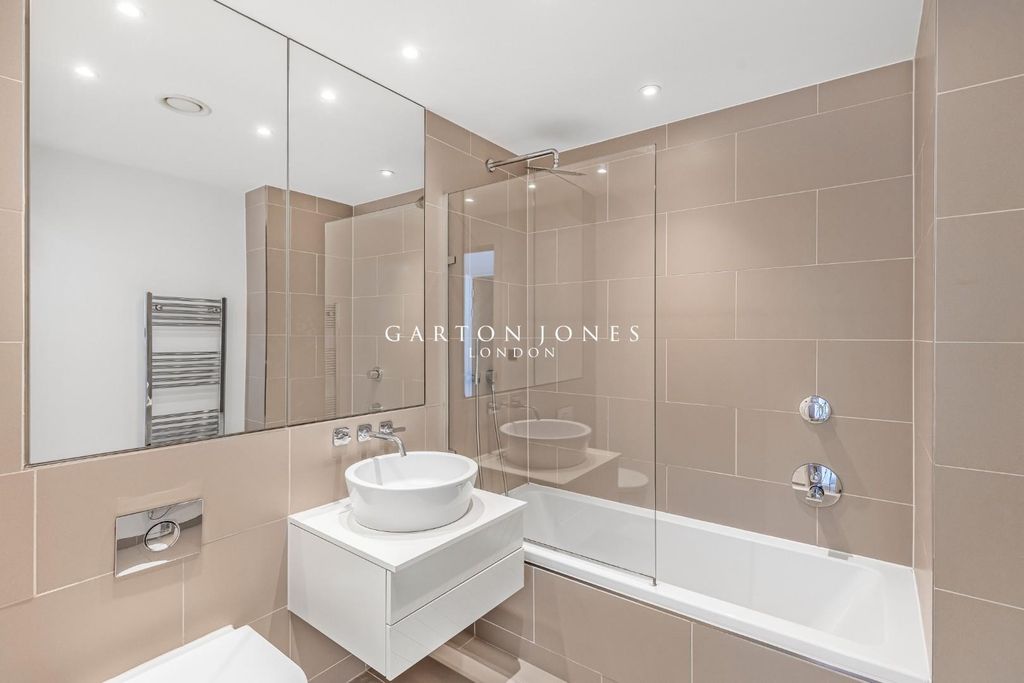 Property photo 3 of 16 Bathroom