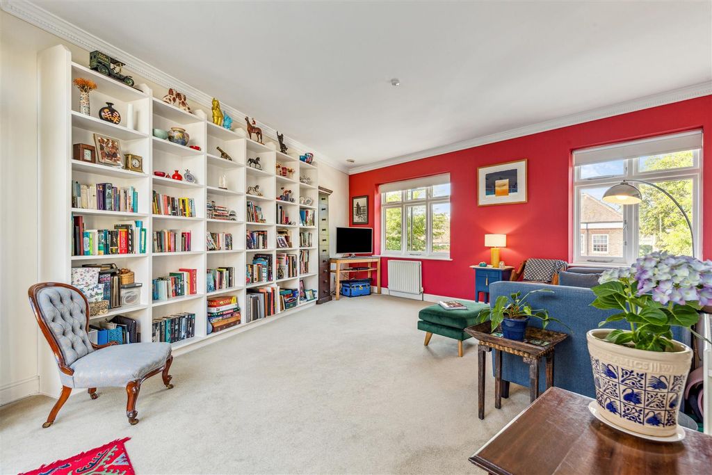 Property photo 2 of 15 Thames Road, Chiswick, London W4