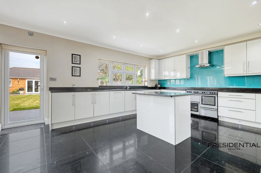 Property photo 3 of 39