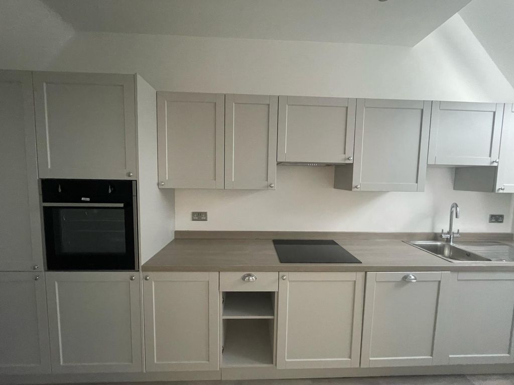 Property photo 3 of 10 Kitchen