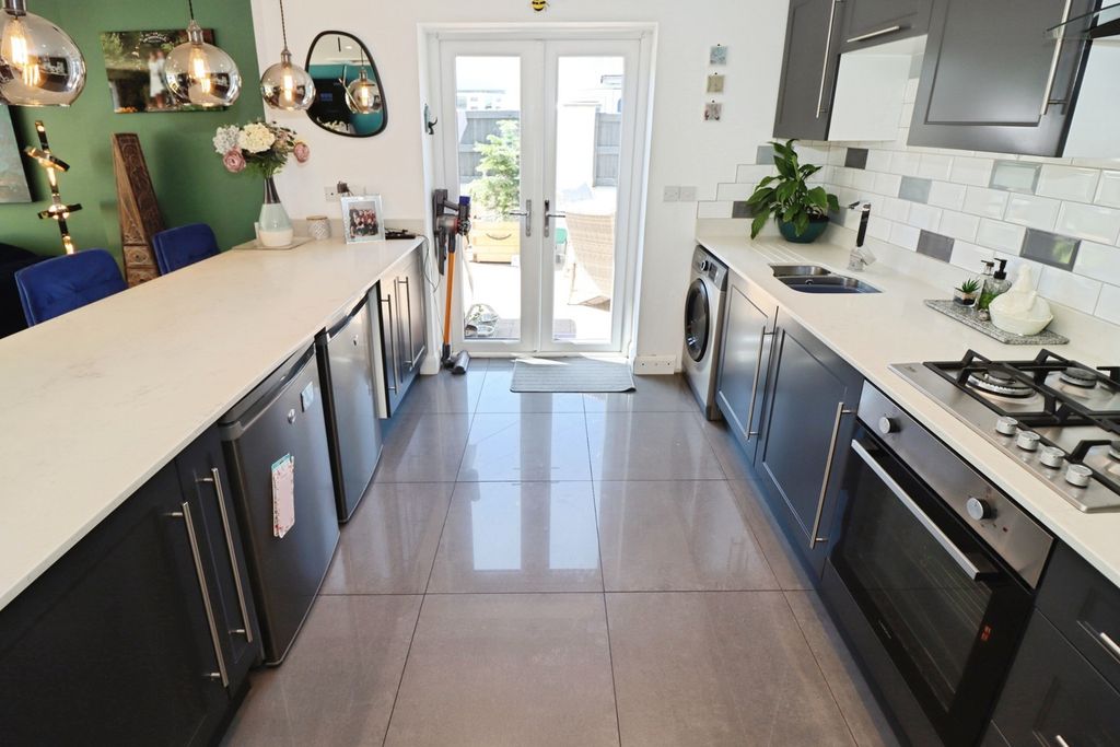 Property photo 3 of 21 Kitchen