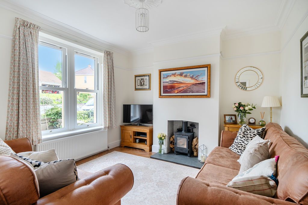 Property photo 3 of 17 Lounge