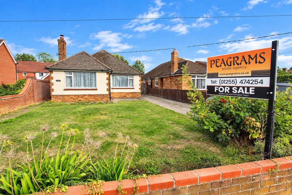 Property photo 1 of 14 London Road, Little Clacton