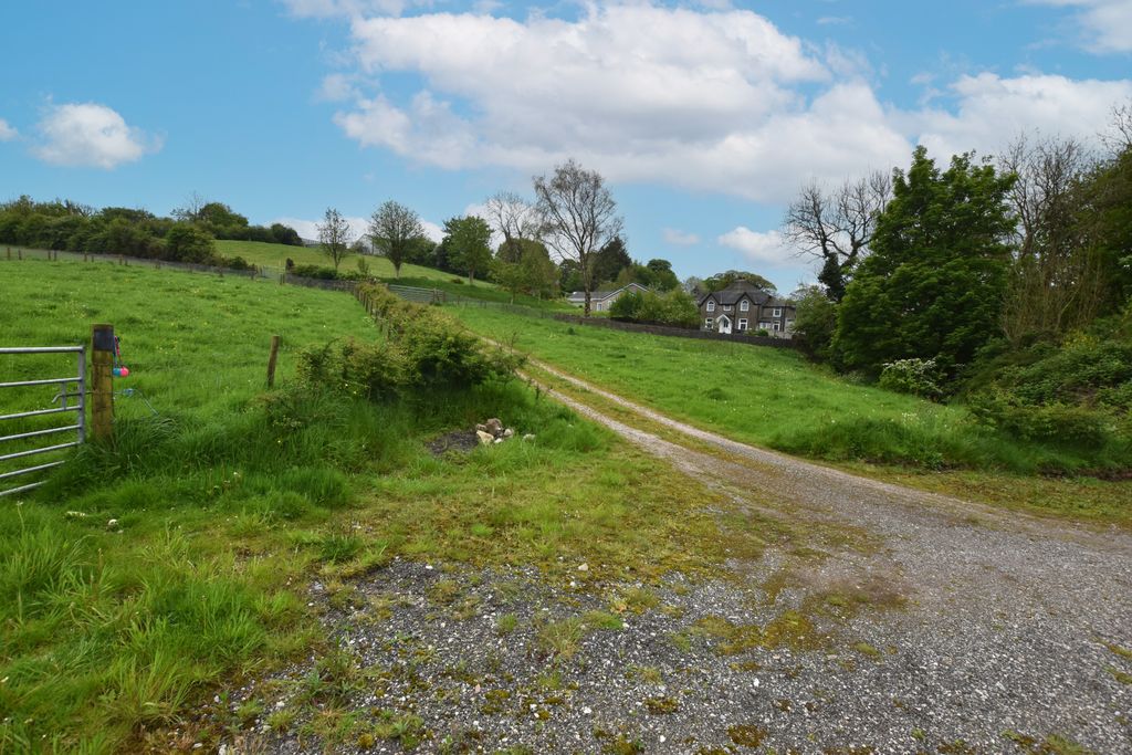 Property photo 2 of 31