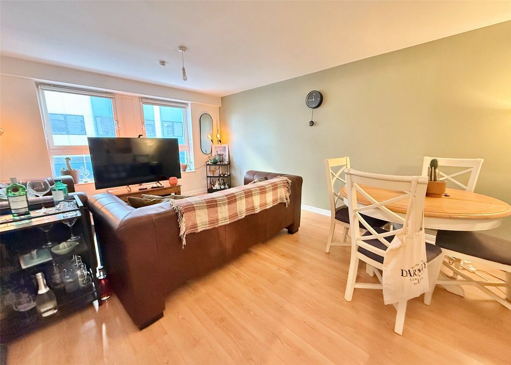 Property photo 3 of 17 Picture No. 14