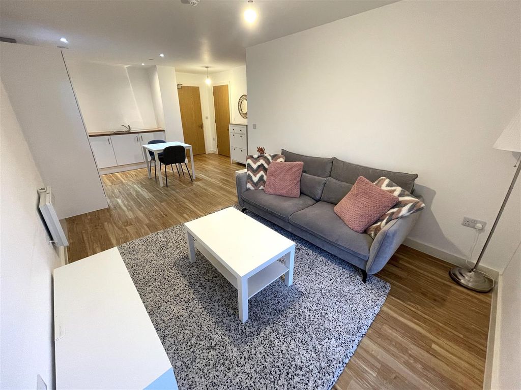 Property photo 3 of 8 Lounge