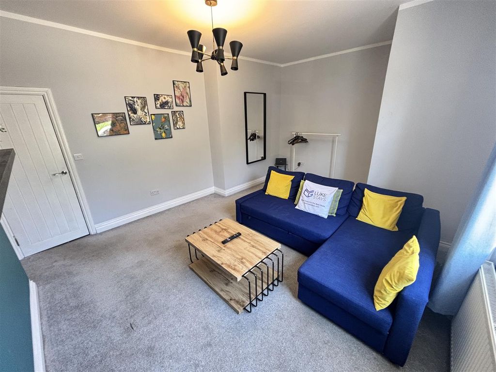 Property photo 3 of 18 Living Room