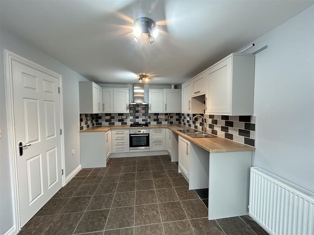 Property photo 2 of 12 Kitchen