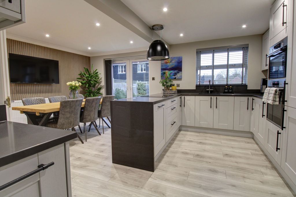 Property photo 2 of 18 Kitchen