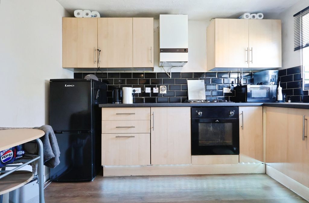 Property photo 2 of 28