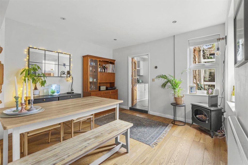 Property photo 3 of 15 8 Hughenden Rd, Hp13 5DT-5.Jpg