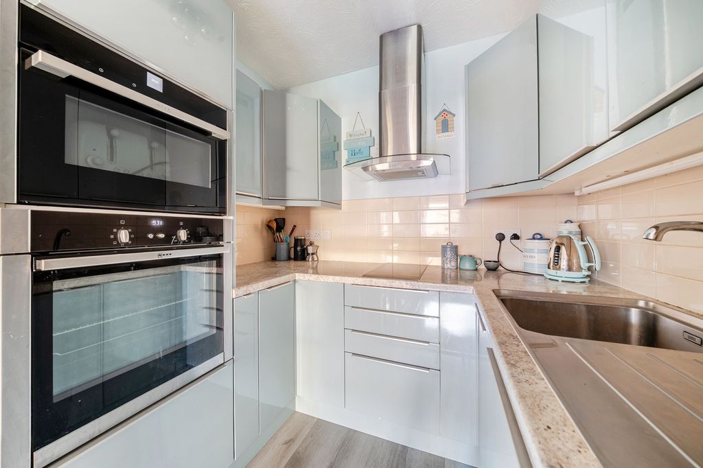 Property photo 3 of 19 Kitchen