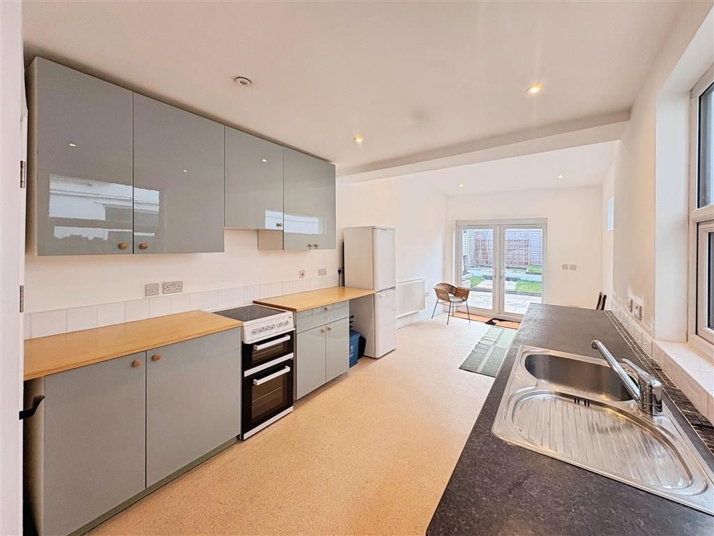 Property photo 3 of 20 Kitchen