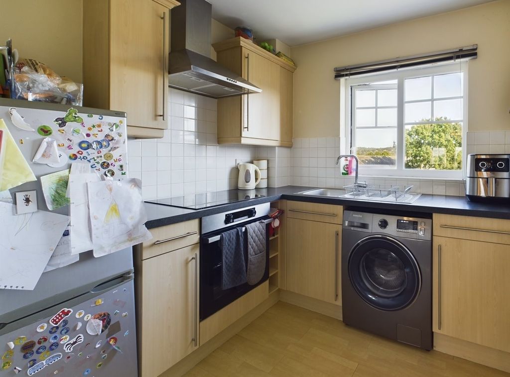 Property photo 2 of 8 Kitchen
