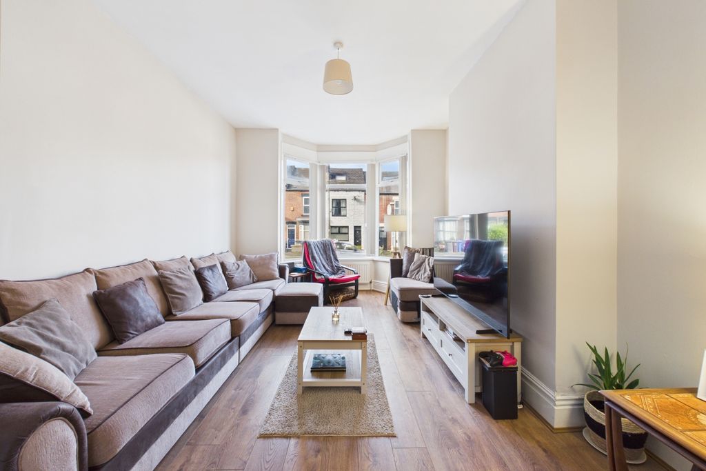 Property photo 2 of 13 Lounge