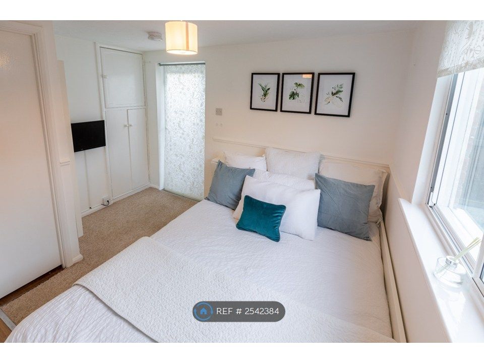 Property photo 1 of 9 Bed Pulls Out From Single To A Double