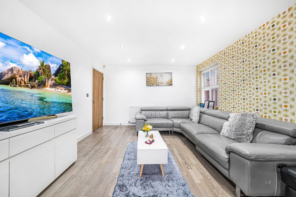 Property photo 3 of 27