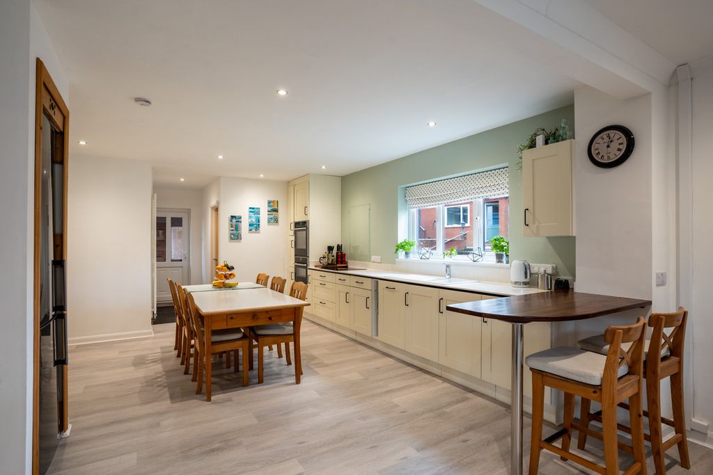 Property photo 3 of 31