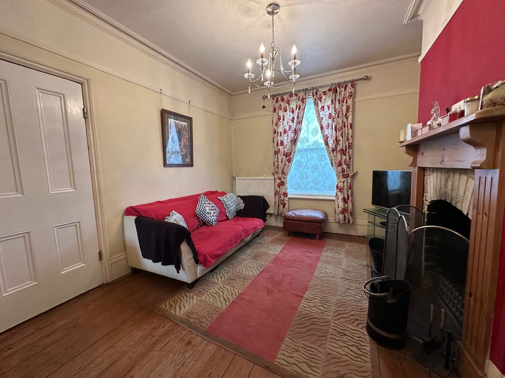 Property photo 3 of 12 Lounge