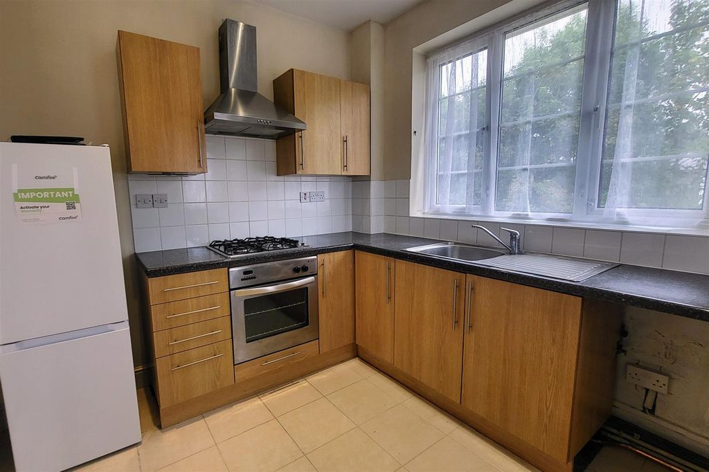 Property photo 3 of 8 Kitchen