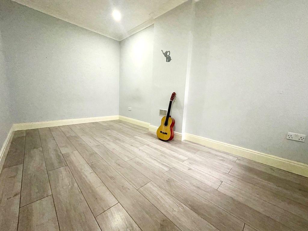 Property photo 3 of 6 Picture No. 04