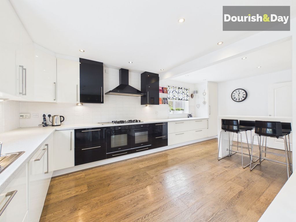 Property photo 2 of 28