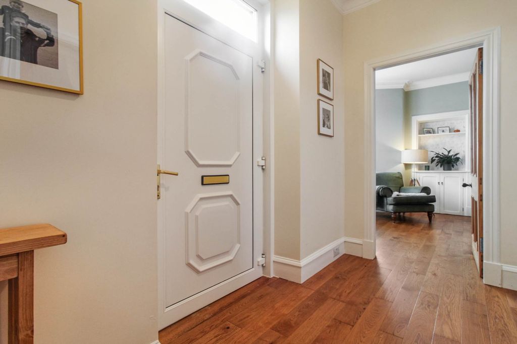 Property photo 2 of 31