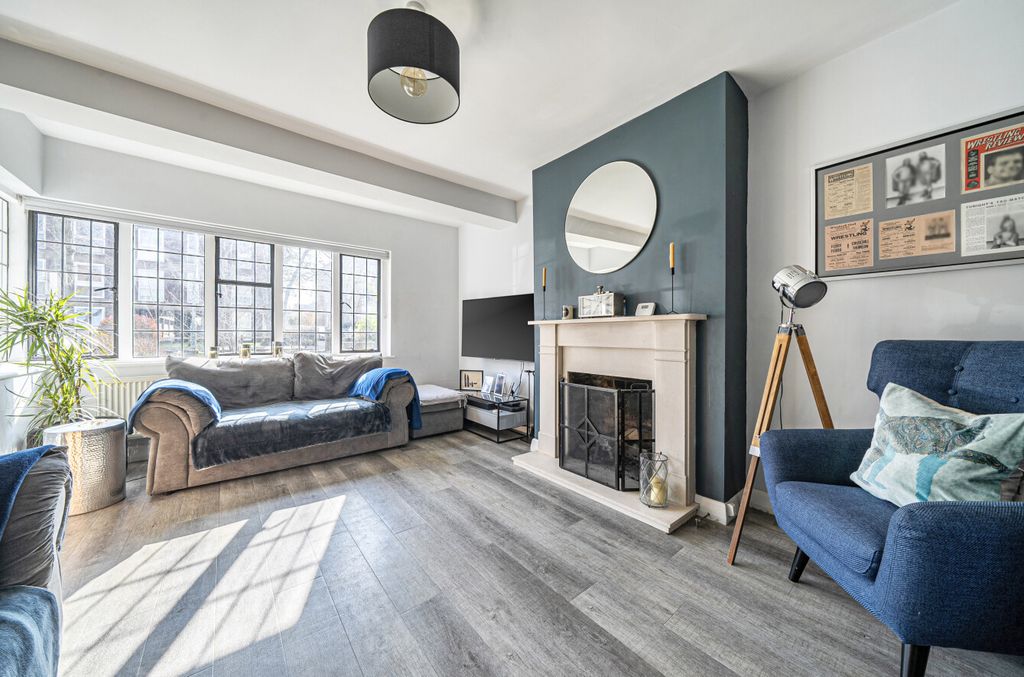 Property photo 3 of 17 Lounge2