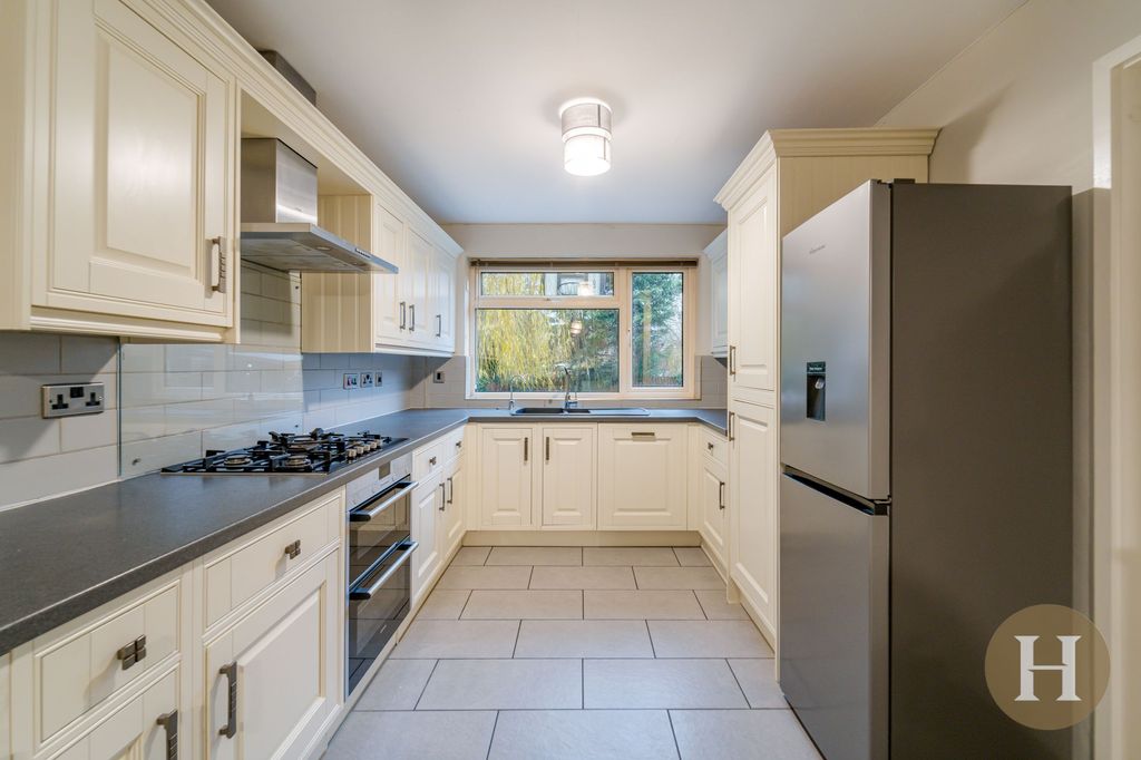 Property photo 3 of 34