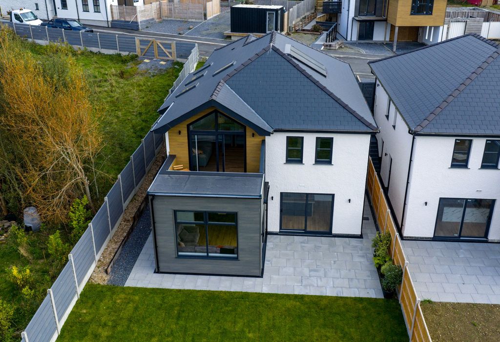 Property photo 2 of 33