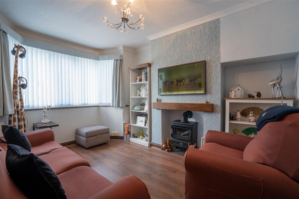 Property photo 2 of 19 Lounge