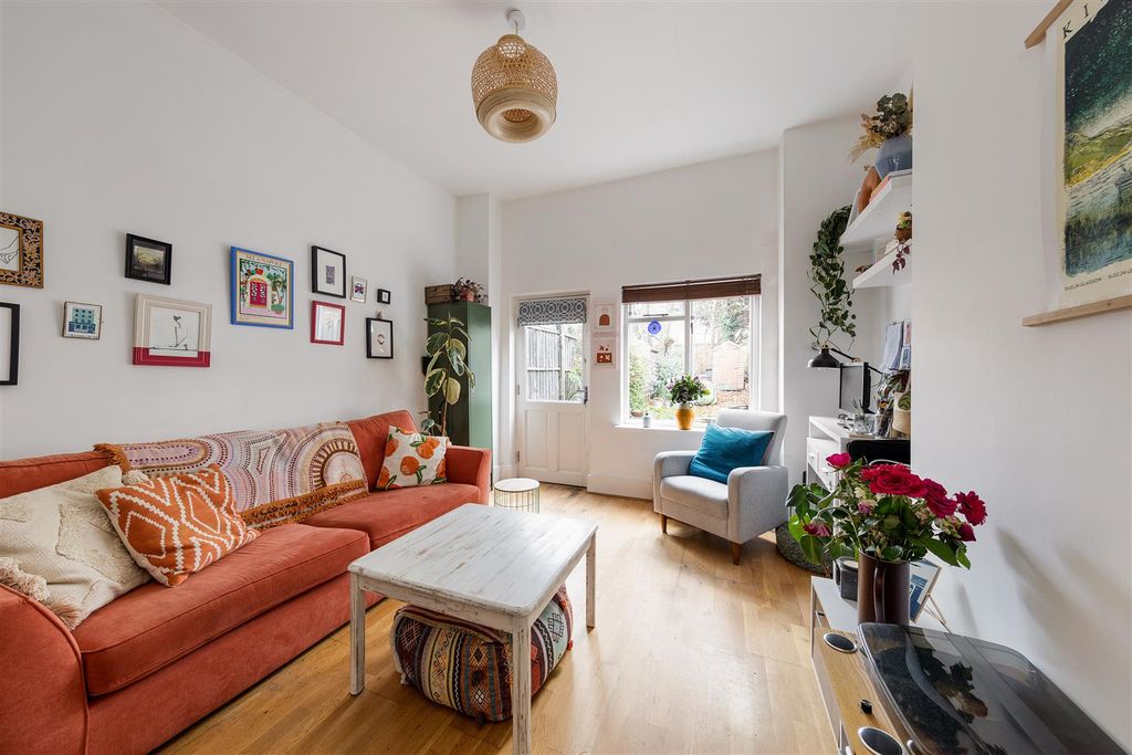 Property photo 2 of 21 Chadwick Road, E11