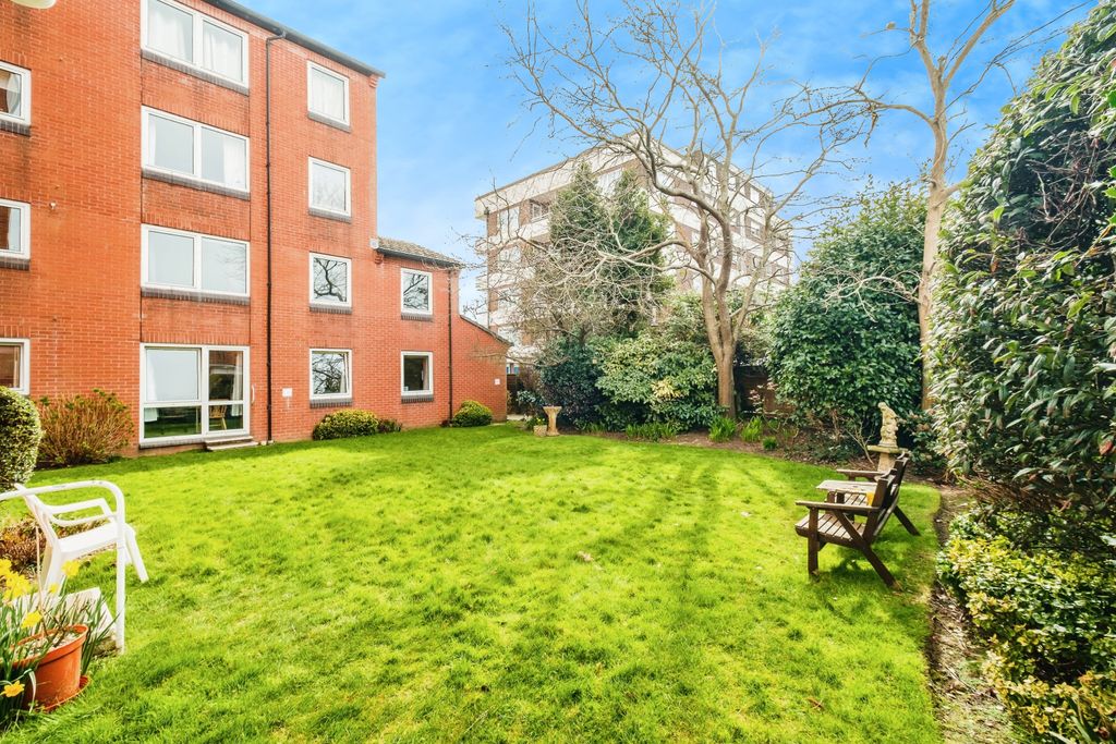 Property photo 2 of 15 Communal Gardens